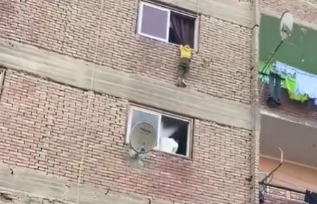 Za dlaku izbjegnut tragičan ishod: Heroji spasli dečaka koji je visio sa prozora (VIDEO)