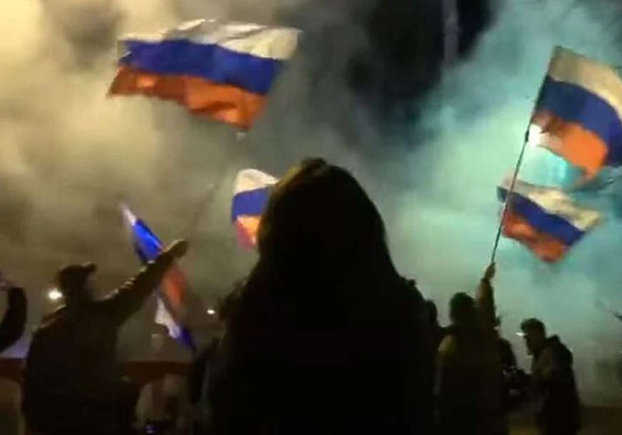 SLAVLJE NA ULICAMA DONJECKA Uz vatromet proslavili Putinovu odluku (VIDEO)