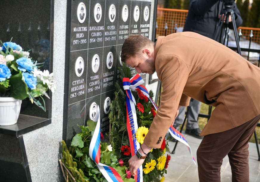 Da se ne zaboravi: Stanivuković u Motikama položio vijence u čast 16 heroja koji su dali živote za Srpsku