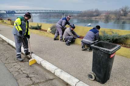 Akcije u susret proljeću: Vrijedni radnici „Gradske čistoće“ iz Gradiške (FOTO)