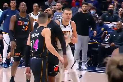 A onda je Jokić pokazao mišiće: Braća Moris su dežurne tabadžije u NBA, ali je SRBIN PRETVRD ZA NJIH (VIDEO)