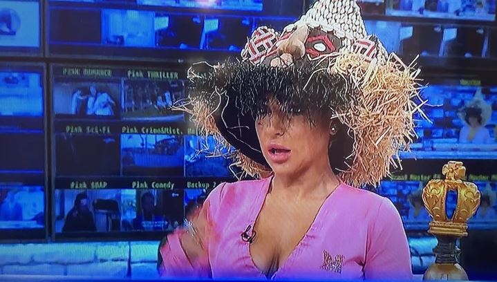 Gledaoci u šoku i nevjerici: Jovana Jeremić u programu uživo sa šeširom na glavi TJERA DUHOVE (FOTO)