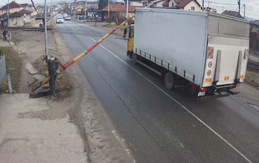 Bahata vožnja u Banjaluci: Nije se zaustavio na svjetlosne signale na pružnom prelazu i KAMIONOM OTKINUO RAMPU (VIDEO)