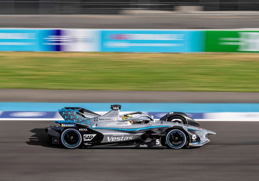 Za odbranu titule: Mercedes predstavio bolid za novu sezonu (FOTO)