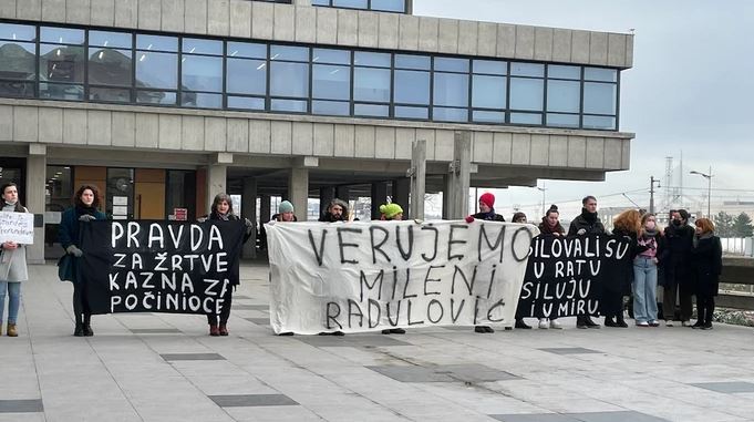"Pravda za žrtve, kazna za počinioce" Uoči početka suđenja Miki Aleksiću razvučeni transparenti podrške žrtvama (FOTO)