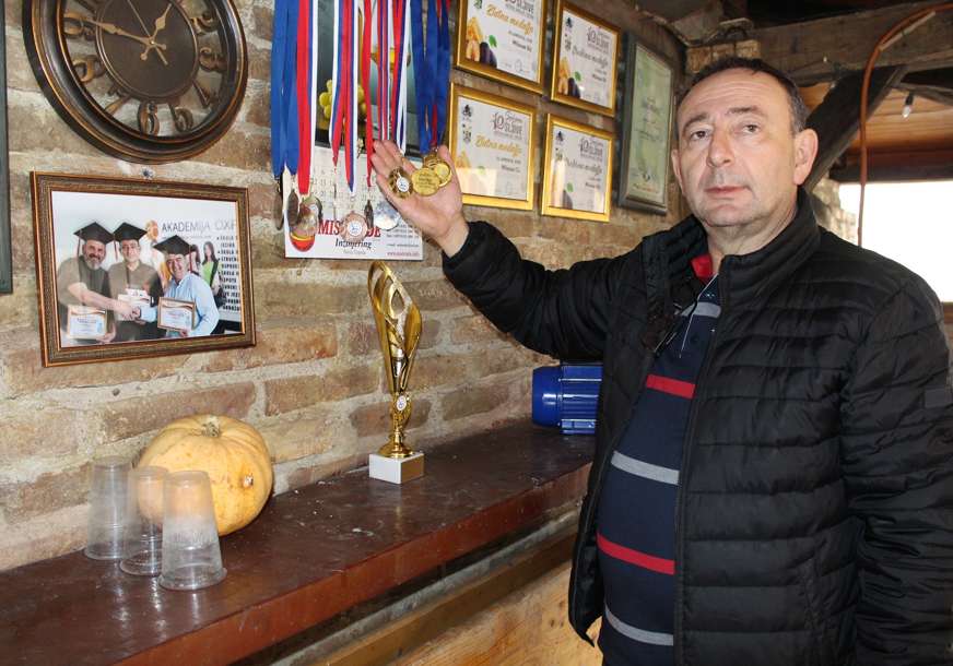 Četiri zlatne medalje za domaću rakiju: Priznanja Milovanu Iliću iz Nove Topole na festivalu u Zenici