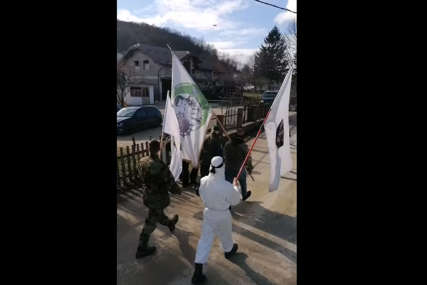 Ponovo se čuli RATNI POKLIČI "Alahu ekber": Nova okupljanja u Bužimu pod ratnim zastavama (VIDEO, FOTO)