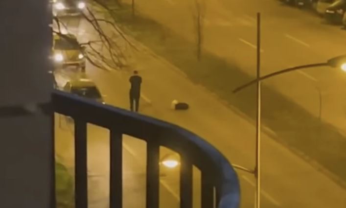 Vozači u šoku: Muškarac u crnom stoji nasred ulice i PRKOSI VOZAČIMA (VIDEO)