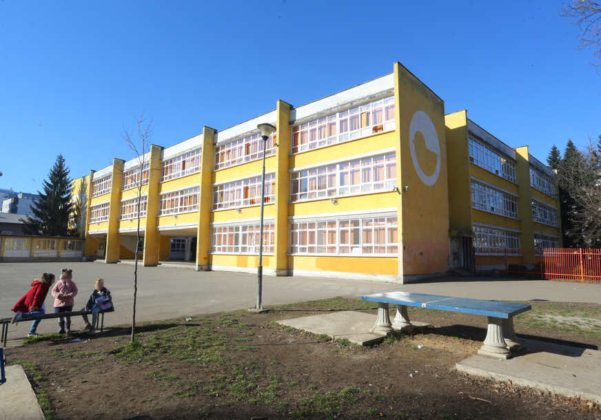 "Policajac će tamo biti cijeli dan" Načelnik PU Banjaluka o prijetnji učenika u banjalučkoj osnovnoj školi, poručio da NEMA POTREBE ZA PANIKOM