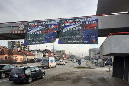 Osvanuo veliki transparent u Banjaluci: SNP "Izbor je naš" pružio podršku Rusima iz Ukrajine (FOTO)