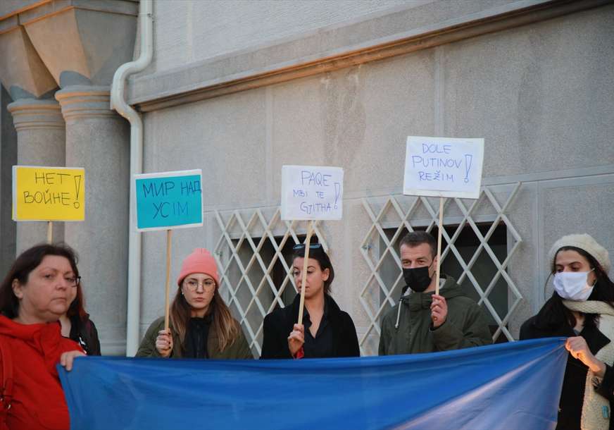 PODRŠKA UKRAJINI Beograđani protestuju ispred Ambasade Rusije (FOTO)
