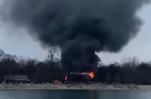 Restoran u plamenu: Nad jezerom se nadvio ogroman CRNI OBLAK DIMA, na terenu 21 vatrogasac (VIDEO)