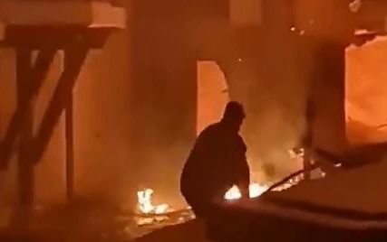 Plamen i dalje tinja: Lokalizovan požar u manastiru Svete Trojice, vatra nanijela ogromnu štetu