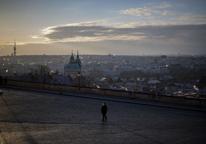 PRESTAJU SA IZDAVANJEM VIZA Prag zatvara svoje i ruske konzulate