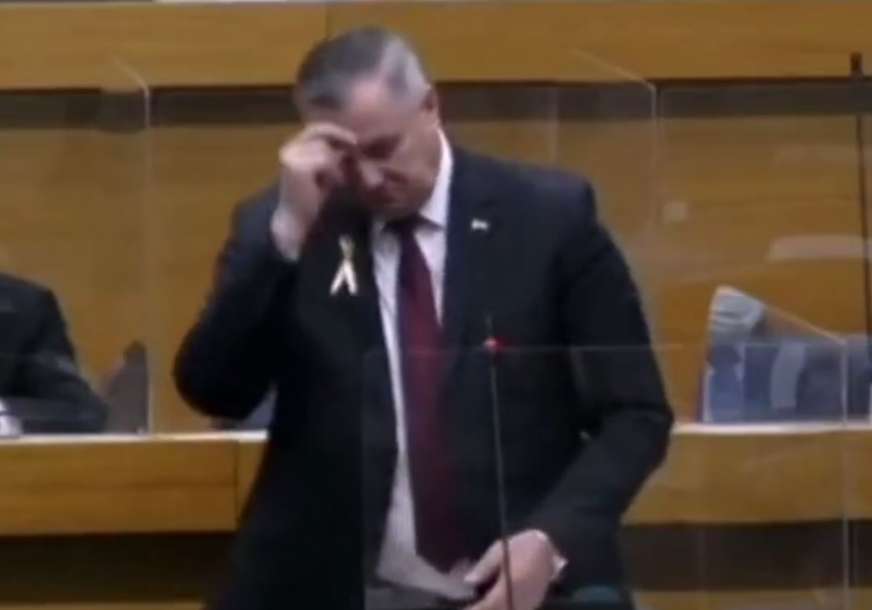 "TETKOV POLUKRST" Premijer Višković se krstio u skupštini, nije završio, pa izazvao salvu simpatičnih komentara (VIDEO)