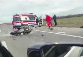 Teška nesreća u Stanarima: U sudaru motora i auta, POVRIJEĐEN MALOLJETNIK