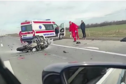 Teška saobraćajna nesreća: Zabio se u dostavno vozilo, komadi motora rasuti po putu (VIDEO)