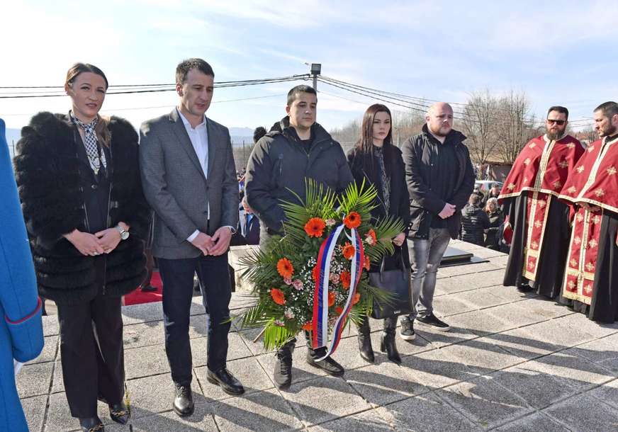 Delegacija GrO SPS položila vijenac u Drakuliću “Istorija iz koje moramo da izvučemo pouke je strašna” (FOTO)