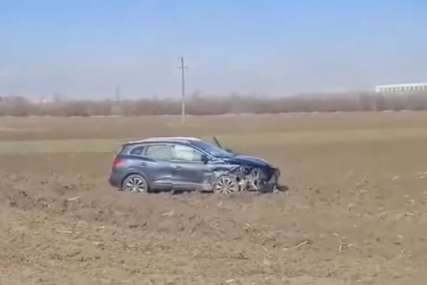 NESREĆA NA PUTU Dijelovi automobila razbacani, jedno vozilo završilo na njivi (VIDEO)