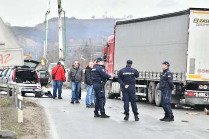 Prve fotografije nakon tragedije: Tijelo čovjeka leži pored kamiona, saobraćaj zaustavljen