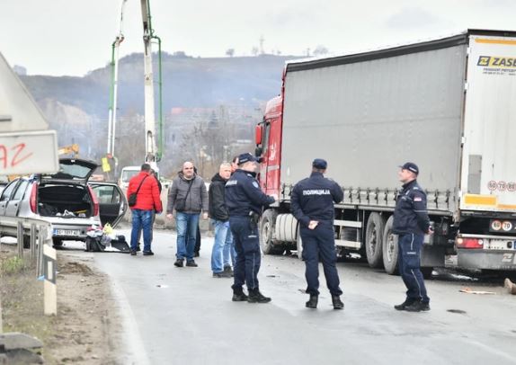 Prve fotografije nakon tragedije: Tijelo čovjeka leži pored kamiona, saobraćaj zaustavljen