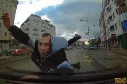 Muškarac skočio na automobil da inscenira nesreću, ali je KAMERA SVE SNIMILA (VIDEO)