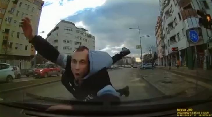 Muškarac skočio na automobil da inscenira nesreću, ali je KAMERA SVE SNIMILA (VIDEO)