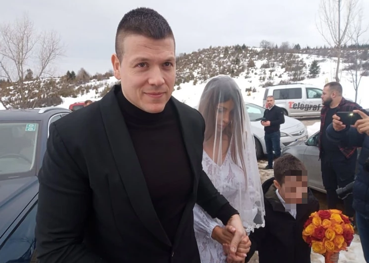 PRVE FOTOGRAFIJE SA VJENČANJA SLOBE I JELENE Mlada u čipkanoj vjenčanici, njen sin nosi cvijeće (FOTO)