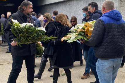 Dvije ruže za najbolju majku: Potresan prizor na sahrani Snežane Perić Pantić (FOTO)