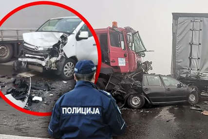Stravičan prizor s mjesta nezapamćenog lančanog sudara: Automobil zaglavljen između dva kamiona, vatrogasci pokušavaju da dođu do tijela (FOTO)