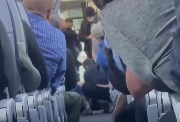 SPECIFIČAN INCIDENT Stjuardesa udarila putnika loncem za kafu jer je pokušavao otvoriti vrata aviona tokom leta (VIDEO)