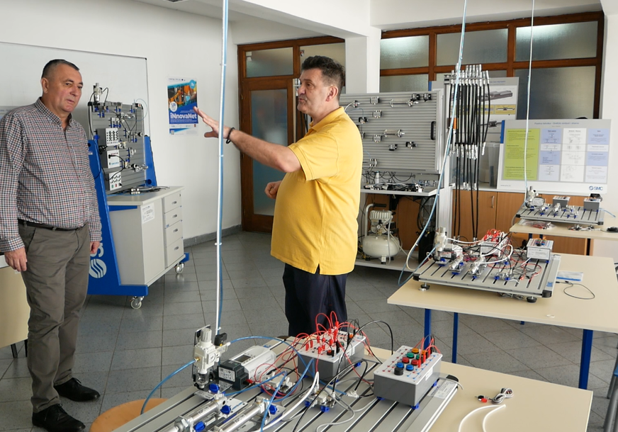Tehničar za robotiku od naredne školske godine: Savremena oprema omogućava izučavanje novih zanimanja u Gradiški (FOTO)