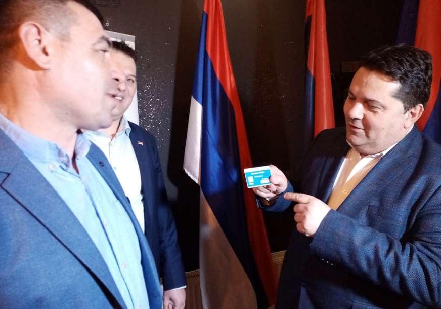 "Ne spavamo do 10 sati, pa u 11 smišljamo KOGA ĆEMO NAPASTI" Stevandić pohvalio GrO u Prijedoru i uručio člansku kartu Unijatu (FOTO)