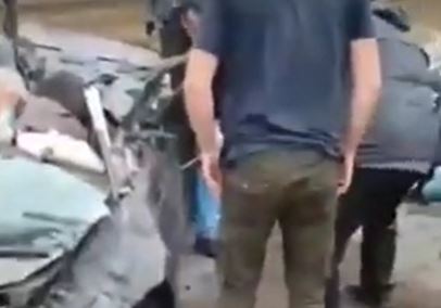 SPASLI GA GRAĐANI Vozač automobila preživio nakon što ga je u Kijevu pregazilo oklopno vozilo (VIDEO)