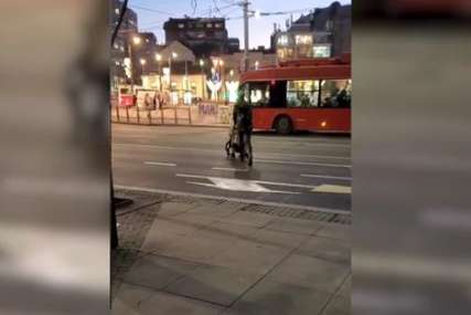 "To je naša svakodnevnica" Žena sa kolicima pretrčava ulicu van pješačkog prelaza (VIDEO)