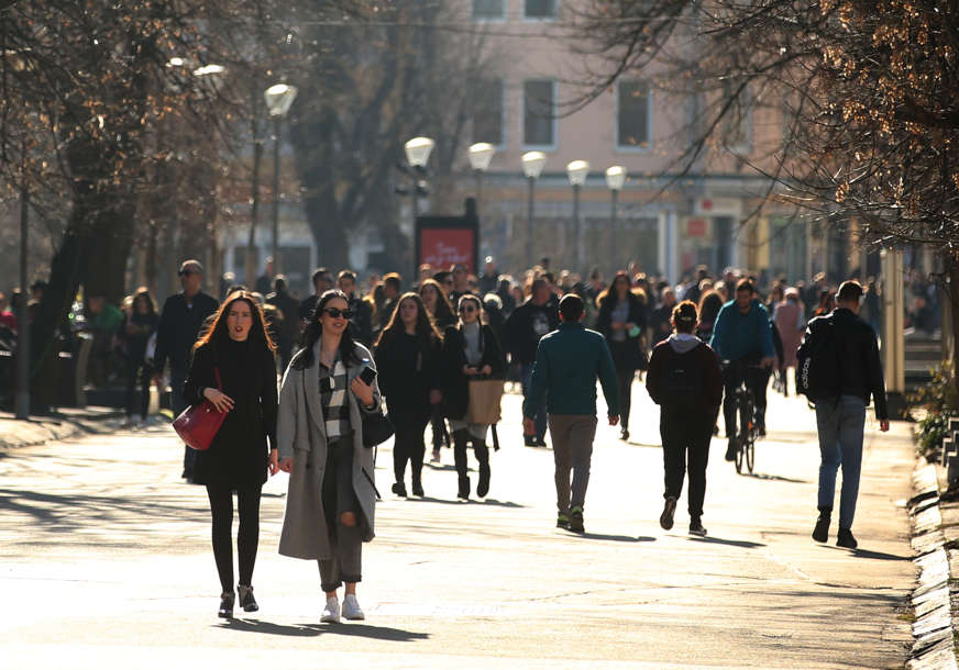 PROLJEĆE U FEBRUARU Sunce i toplota namamili Banjalučane na ulice, puno šetalište i bašte kafića (FOTO)