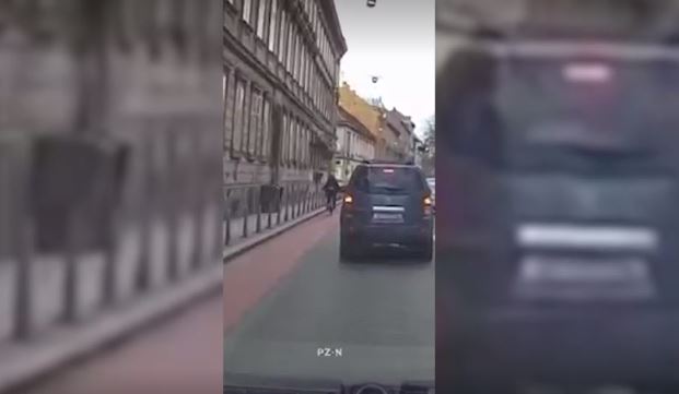 NEVJEROVATAN GEST BICIKLISTE Udario ga auto na raskrsnici, a njegova reakcija oduševila je prolaznike (VIDEO)