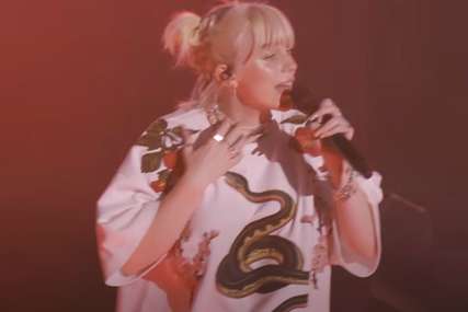Bili Ajliš prekinula koncert: Obožavateljka imala problem s disanjem, pjevačica joj dala inhalator (VIDEO)