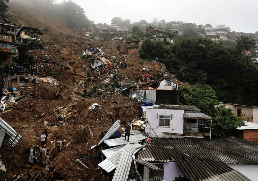 VANREDNO STANJE Najmanje 94 osobe poginule u klizištima i poplavama u Brazilu (VIDEO)