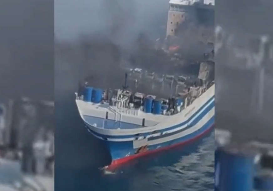 Drama na brodu kod Krfa: Dvojica vozača kamiona ostala BLOKIRANA U POŽARU, čekaju spasavanje (VIDEO)