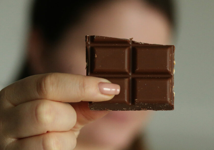 djevojka drži čokoladu