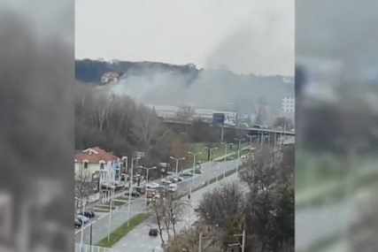 Dim kulja na sve strane: Izbio požar u kompleksu sportskog kluba prije dječjeg treninga, vatrogasci na terenu (VIDEO)