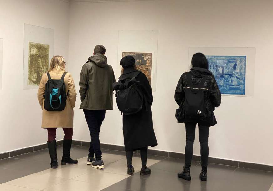 "Skice ne postoje, one su u nama" Otvorena izložba grafika Banjalučanina u Novom Sadu (FOTO)
