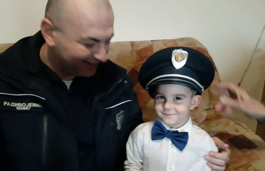 Neobična rođendanska želja: Todorov osmijeh nema cijenu, dobio pravog policajca na poklon (FOTO)