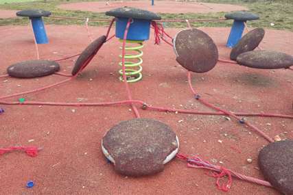 UŽAS U CENTRU BANJALUKE Nekadašnje dječije igralište pretvoreno u jazbinu narkomana (FOTO)