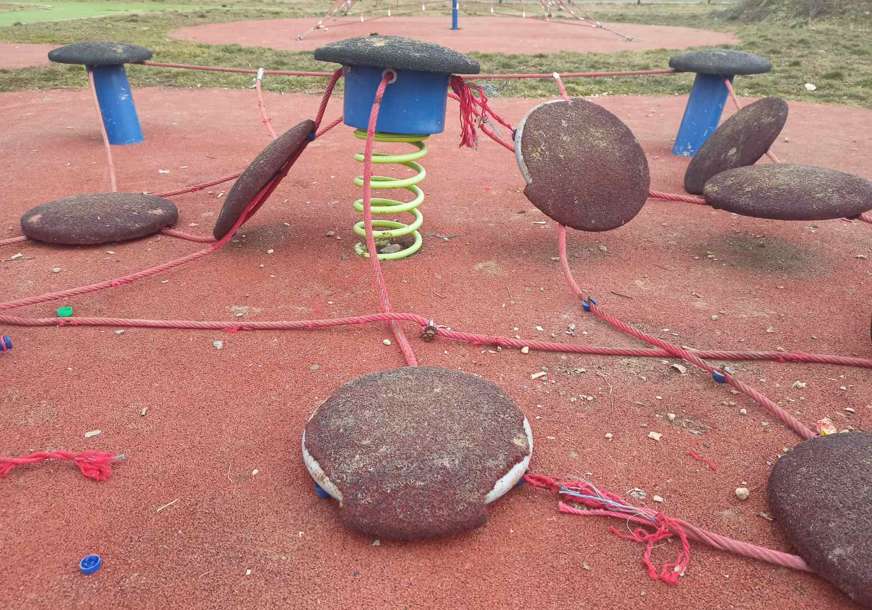 UŽAS U CENTRU BANJALUKE Nekadašnje dječije igralište pretvoreno u jazbinu narkomana (FOTO)