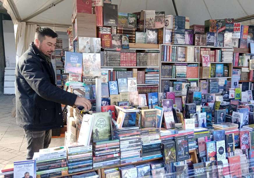 U centru Banjaluke ostala tek dva štanda za prodaju knjiga: Posao procvjeta s dolaskom dijaspore (FOTO)