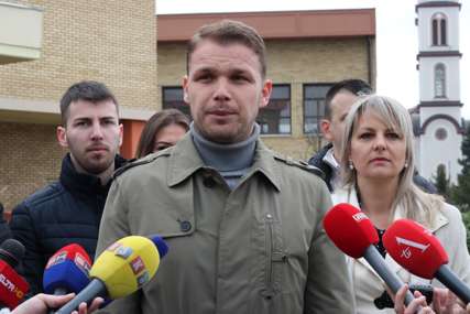 Gradonačelnik Banjaluke NE MOŽE DA GLASA: Skandal na biračkom mjestu na Petrićevcu (VIDEO, FOTO)