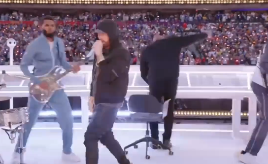 JEDAN OD NAJIŠČEKIVANIJIH DOGAĐAJA Eminem obilježio muzički spektakl tokom poluvremena na Superboulu (VIDEO)