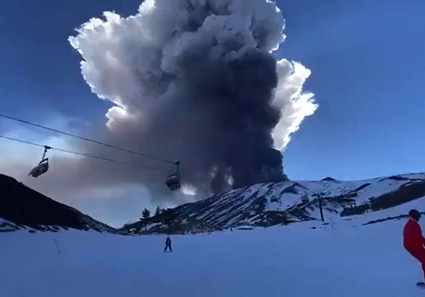 ETNA PONOVO AKTIVNA Oblak dima i pepela visok oko 12 kilometara (VIDEO)